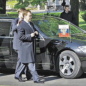 Президент Медведев и автомобиль со Штандартом